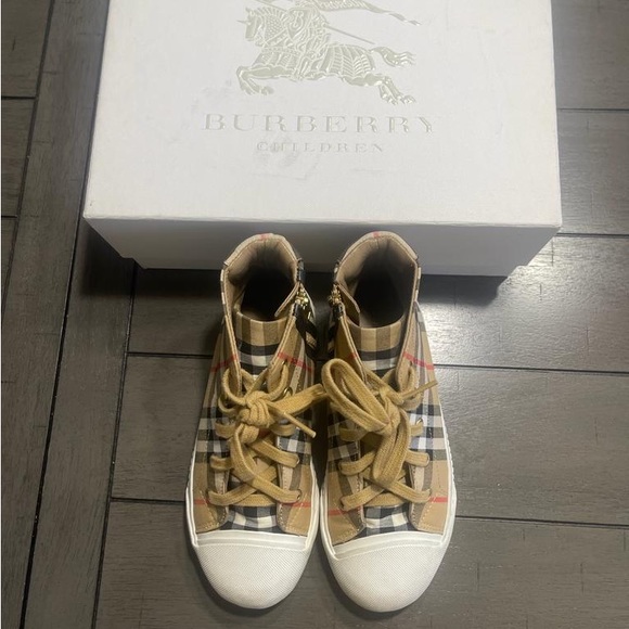 Burberry Kids Like New sneakers size 2 (EU 32). Worn only 3 times! - Picture 5 of 5